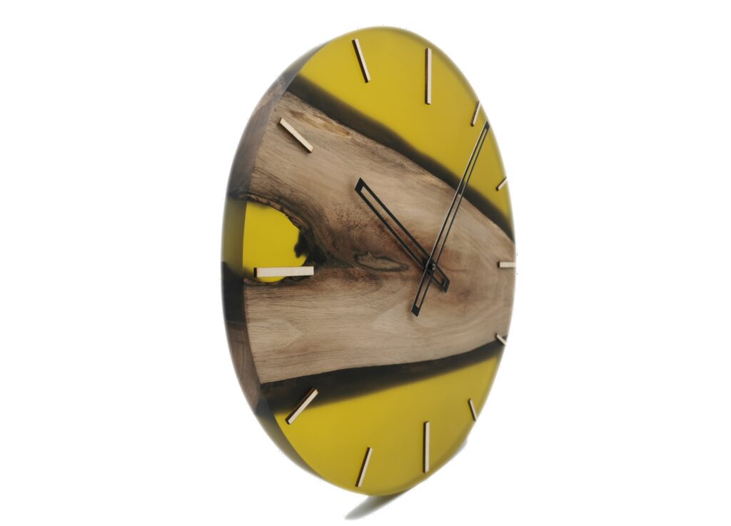 Nástěnné hodiny ze dřeva ořešáku černého a epoxidu