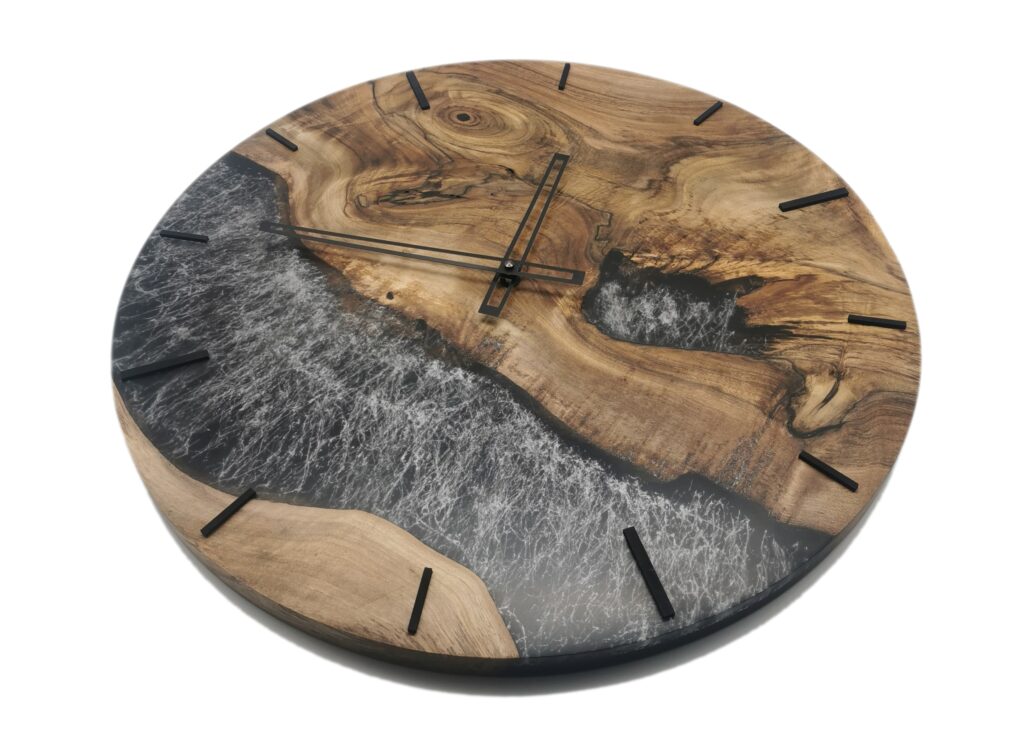 Luxusní designové nástěnné hodiny ze dřeva a epoxidu