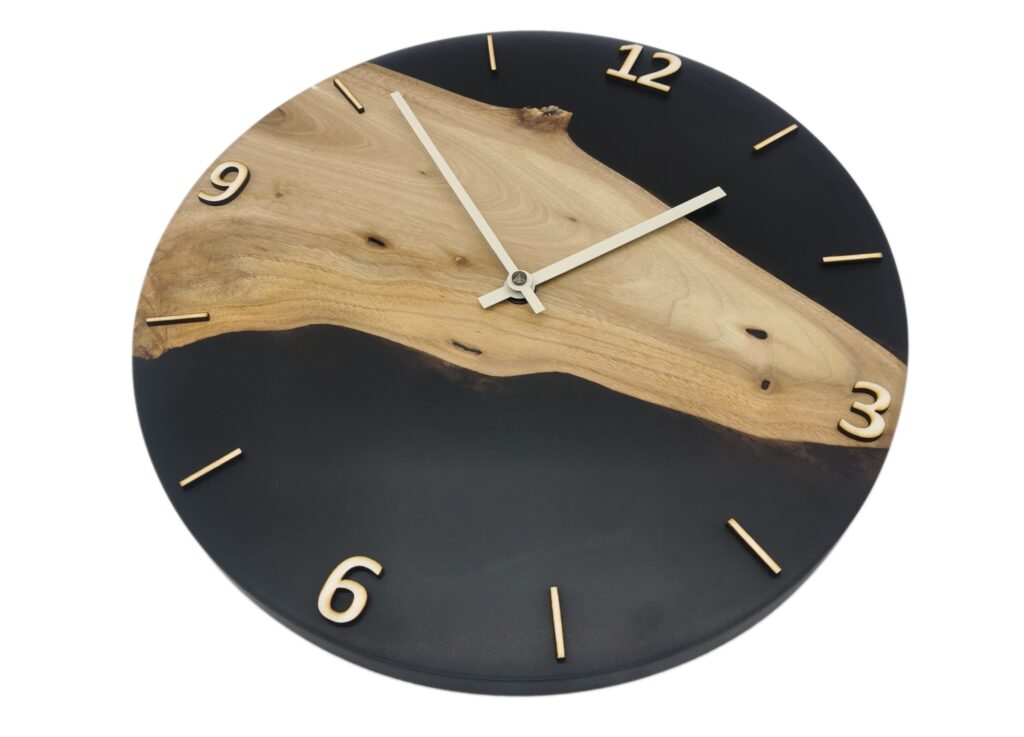 Nástěnné hodiny ze dřeva ořechu královského s kouřově šedým epoxidem