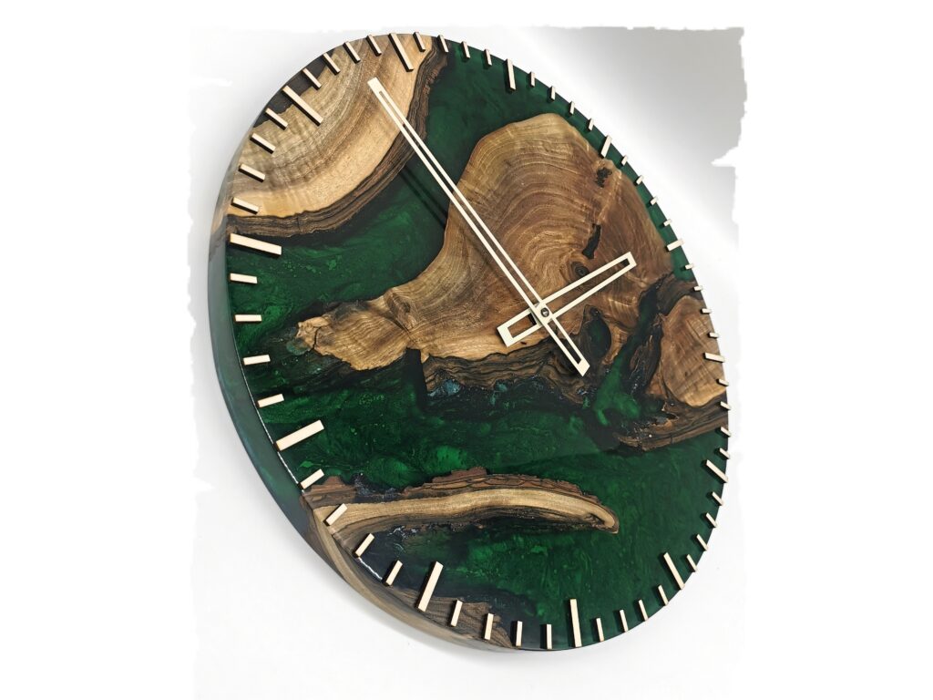 Nástěnné hodiny z ořechu královského a epoxidu smaragdové barvy