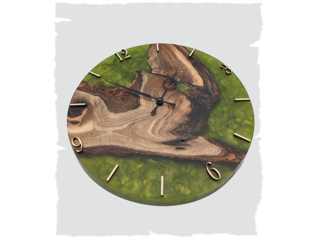 Nástěnné hodiny ze dřeva ořechu královského