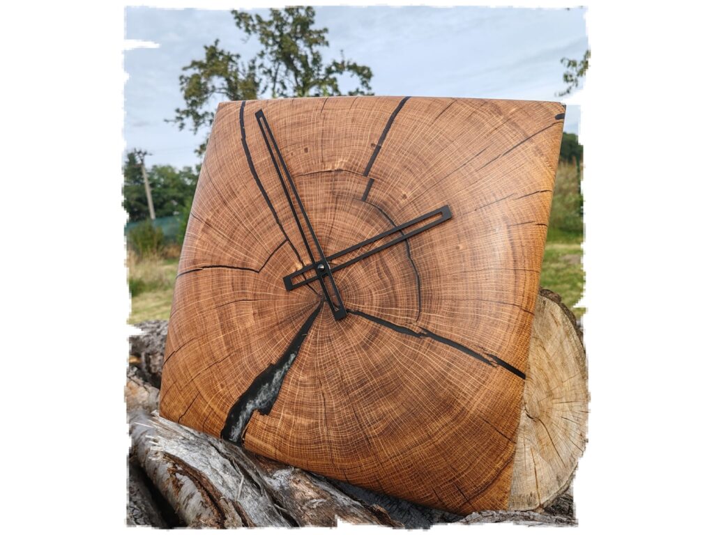 Nástěnné hodiny ze dřeva dubu a epoxidu