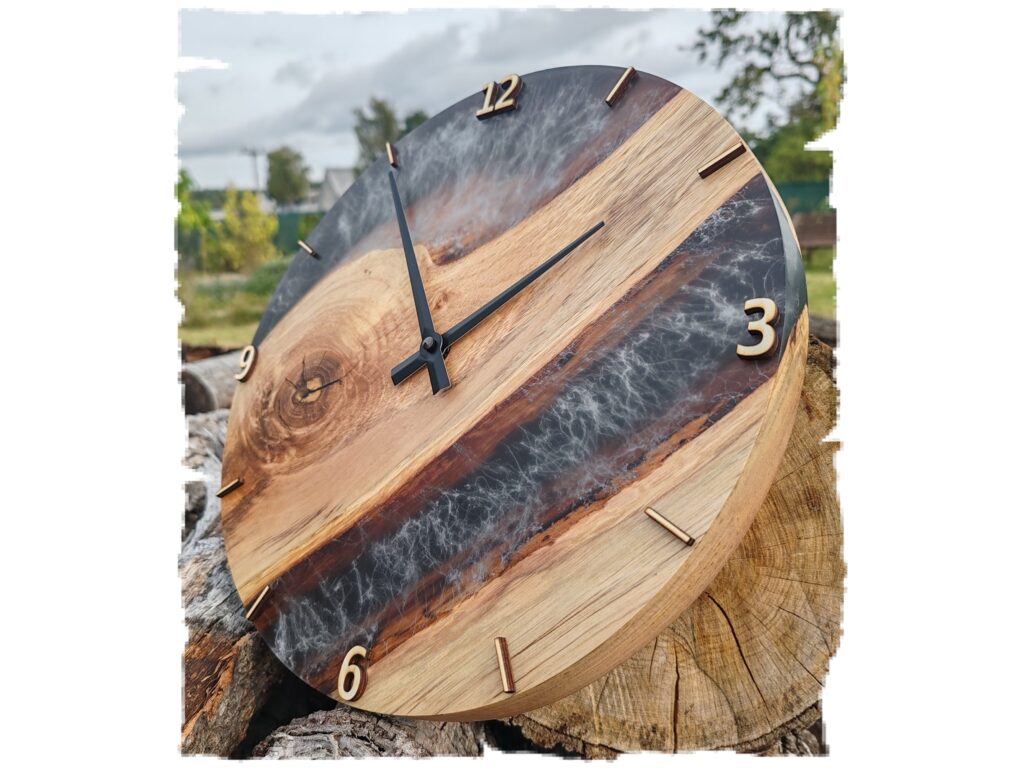 Nástěnné hodiny ze dřeva ořechu a epoxidu královského