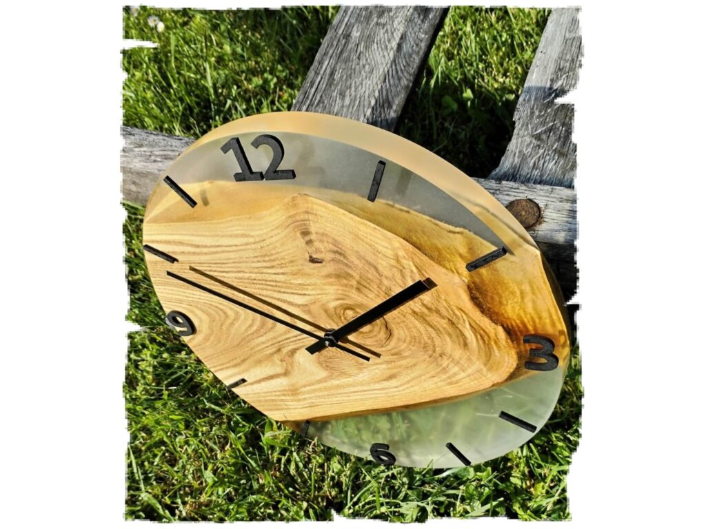 Nástěnné hodiny ze dřeva jerlínu a čirého epoxidu