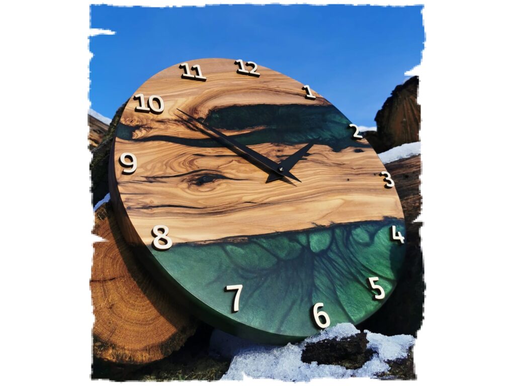 Nástěnné hodiny ze dřeva olivovníku a epoxidu