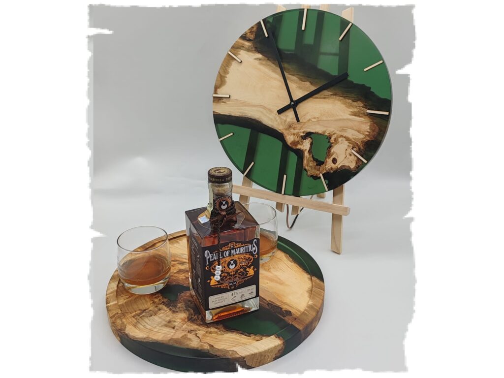 Nástěnné hodiny ze dřeva ořechu královského a lahvově zeleného epoxidu