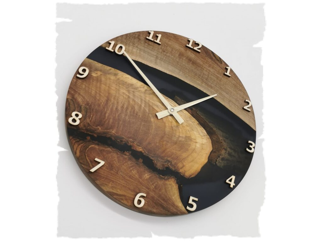 Nástěnné hodiny ze dřeva ořechu královského a epoxidu