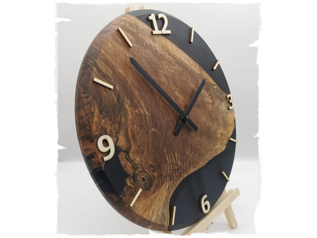 Nástěnné hodiny ze dřeva ořechu královského a epoxidu
