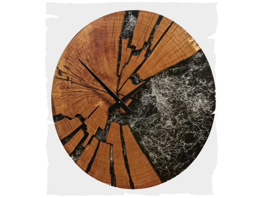 Nástěnné hodiny ze dřeva dubu a epoxidu