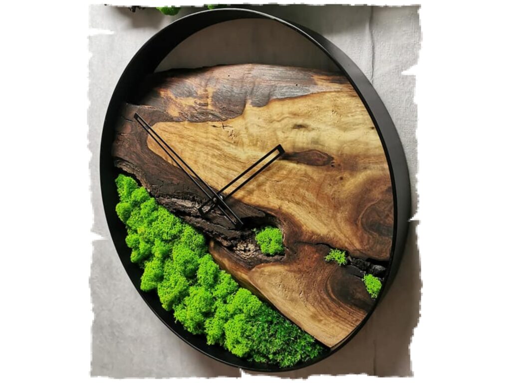 Nástěnné hodiny ze dřeva ořechu královského v kovovém rámu